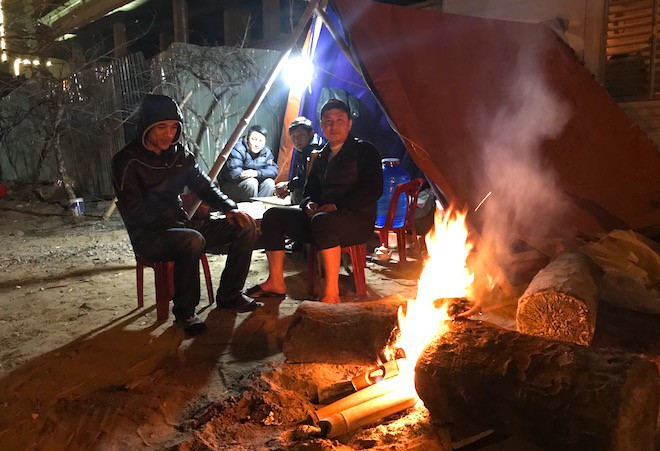 Trắng đêm ngồi co ro đốt củi sưởi ấm để canh đào, quất, hoa Tết